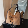 Braune flauschige Schultertasche mit süßer Bärenstickerei und Lederriemen - Khaki
