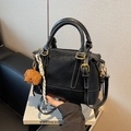 Borsa Boston nera con cuciture bianche e ciondolo a orsetto in pelle martellata - Nero
