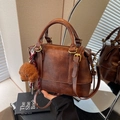 Borsa Boston vintage marrone in pelle opaca con ciondolo a forma di orsetto - Marrone