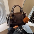 Borsa Boston marrone scuro in pelle lucida con cuciture a contrasto e ciondolo cane - caffè
