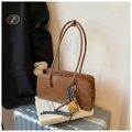Bolso de hombro retro de cuero sintético marrón con un elegante colgante de fresa - Con Colgante / Marrón