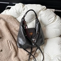 Borsa hobo retrò nera capiente in pelle opaca con ciondolo intrecciato e dettaglio in metallo - Con Ciondolo / Nero