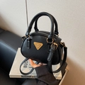 Bolso bowling vintage negro con placa de metal dorado y correa de hombro ajustable - Negro