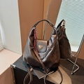 Borsa hobo vintage in pelle marrone scuro con tracolla regolabile e logo in metallo - Con Ciondolo / Marrone