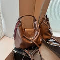 Grande borsa hobo vintage marrone con logo metallico e ciondolo intrecciato - Con Ciondolo / Marrone