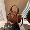 Bolso Boston retro marrón oscuro con placa triangular dorada y asas dobles elegantes - Estilo Bowling Vintage (911-205) / Marrón