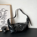 Schwarze, glänzende Hobo-Bag aus Lackleder mit verstellbarem Riemen und Silber-Reißverschluss - Schwarz