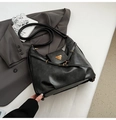Borsa tote in pelle PU nera con logo triangolare in metallo e tracolla regolabile - Senza Ciondolo / Nero
