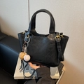 Retro schwarze Eimertasche aus Kunstleder mit Baseball-Anhänger und Goldakzenten - Schwarz mit Anhänger