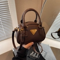 Bolso bowling vintage marrón oscuro con logo dorado y correa de hombro ajustable - Estilo Bowling Vintage (911-205) / café
