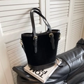 Bolso tipo cubo negro mate en ante y cuero liso con hebillas doradas de lujo - Negro