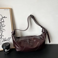 Dunkelbraune Hobo-Tasche in Glanzoptik mit dekorativem Knoten und Ledertextur - Braun