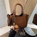 Braune PU-Leder Beuteltasche mit Baseball-Anhängern und verstellbarem Schultergurt - Braun mit Anhänger