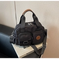 Borsa a tracolla in nylon nero con tasche multiple e dettagli in pelle marrone - Nero