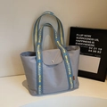 Borsa tote in nylon grigio con spalline jacquard blu e gialle e chiusura a scatto - Grigio