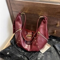 Sac hobo rétro en cuir ciré bordeaux avec des rivets et des fermetures éclair argent - Rouge
