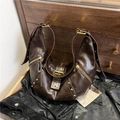 Sac croissant marron foncé rétro avec boucles vintage et détails cloutés - Marron