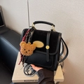 Borsa a tracolla chic in pelle nera con fibbia dorata e ciondolo a forma di orsetto - Con Ciondolo / Nero