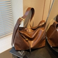 Grand sac cabas hobo marron foncé rétro en cuir mat avec boucle dorée et bandoulière - Marron