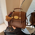 Borsa a tracolla retrò marrone a contrasto con ciondolo orsetto e tracolla - Con Ciondolo / Marrone