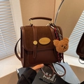 Borsa a tracolla retrò marrone scuro in pelle mista con un simpatico ciondolo a orsetto - Con Ciondolo / caffè