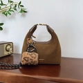 Braune Hobo-Tasche aus Wildleder mit Ledergriff und Plüsch-Anhänger im Leopardenmuster - Braun