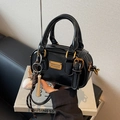 Minibolsos boston de charol negro brillante con herrajes dorados y colgante deportivo - Con Colgante / Negro