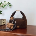 Dunkelbraune matte Handtasche in Knödelform mit Leoparden-Anhänger und Web-Schultergurt - Kaffee