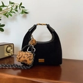 Schwarze matte Wildleder-Tasche mit Goldgriff und Leoparden-Mini-Anhänger - Schwarz