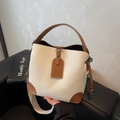 Klassische Beuteltasche in Beige und Braun mit Lychee-Leder und breitem Schultergurt - Cremeweiß