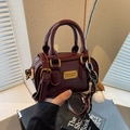 Mini bolso boston burdeos con herrajes dorados y colgante de béisbol en escena casual - Con Colgante / Rojo Ancorra