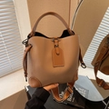 Khakifarbene und dunkelbraune Eimer-Tasche aus strukturiertem Leder mit breitem Gurt - Khaki
