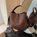 Dunkelbraune Beuteltasche aus Leder mit Kontrastnähten und breitem Schultergurt für Damen - Kaffeebraun