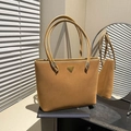 Braune Wildleder-Einkaufstasche mit goldenem Dreieck-Detail und langen Schultergurten - Braun