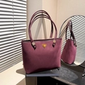 Edle bordeauxrote Wildleder-Tote-Bag mit goldenem Dreieck-Akzent für den Herbst - Burgunderrot