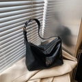 Grande borsa tote retrò nera in ecopelle con tracolla regolabile e dettagli dorati - Nero