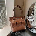 Borsa tote vintage marrone scuro in ecopelle con tre tasche frontali e fibbie argentate - Marrone
