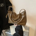 Borsa hobo vintage in pelle marrone scuro con tracolla regolabile e fibbia dorata - Marrone