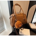 Dettaglio borsa bowling in pelle marrone con ciondolo a forma di cane e zip argentata - Con Ciondolo / Marrone