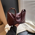 Grande borsa tote vintage bordeaux con tracolla regolabile e finitura in ecopelle lucida - Borgogna