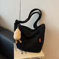 Bolso hobo minimalista de pana negra con correa ancha y un bonito colgante de peluche - Con Colgante / Negro