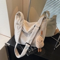 Bolso tote de pana en color crema con amuleto de felpa y correa de hombro ancha - Con Colgante / Blanco Roto