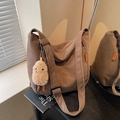 Bolso hobo de pana marrón con colgante de felpa y gran capacidad para uso diario mujer - Con Colgante / Marrón