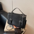 Klassische schwarze Lackleder-Tasche mit Doppel-Schnallen und verstellbarem Schultergurt - Schwarz