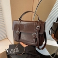 Dunkelbraune Vintage-Tasche mit doppelten Schnallen, Tragegriff und Textur-Optik - Kaffeebraun