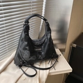 Schwarze Hobo-Tasche mit Textur, seitlicher Schnürung und silberner Metallplakette - Schwarz