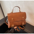 Détails du sac à dos vintage en cuir marron avec boucles dorées et poignée haute - Marron