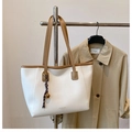 Détail du sac cabas en cuir blanc avec anses marron et pendentif décoratif violet - Blanc avec pendentif