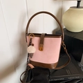 Roze-bruine bucket bag met pluche hanger, contrastleder en gouden metalen slot - Roze Met Hanger