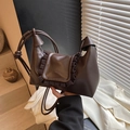 Borsa a tracolla in pelle PU marrone scuro con bordo a pieghe e manico a nodo minimalista - Marrone
